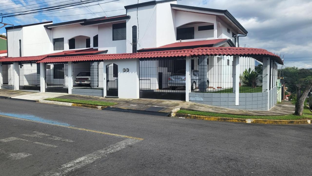Don Carlos Place Upper Unit アラフエラ エクステリア 写真